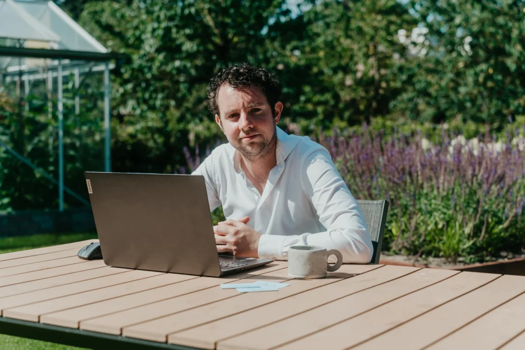 Noud van den Heuvel werkend op zijn laptop - Financieel adviseur bij Op Orde Financiën